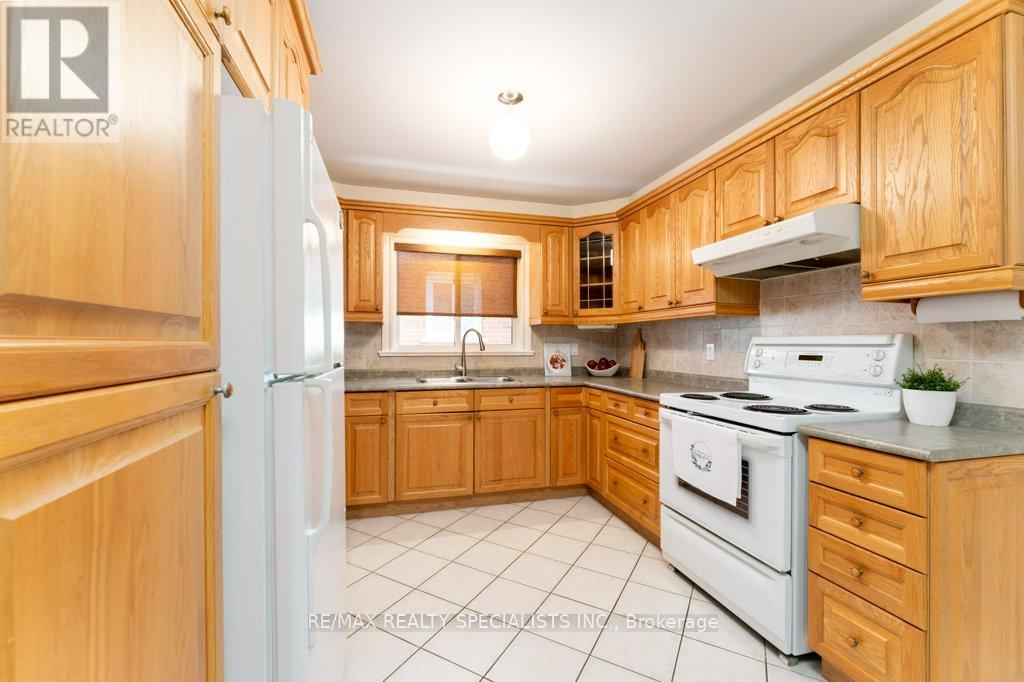 330 Hickory Circle, Oakville, Ontario  L6H 4T5 - Photo 7 - W13673012