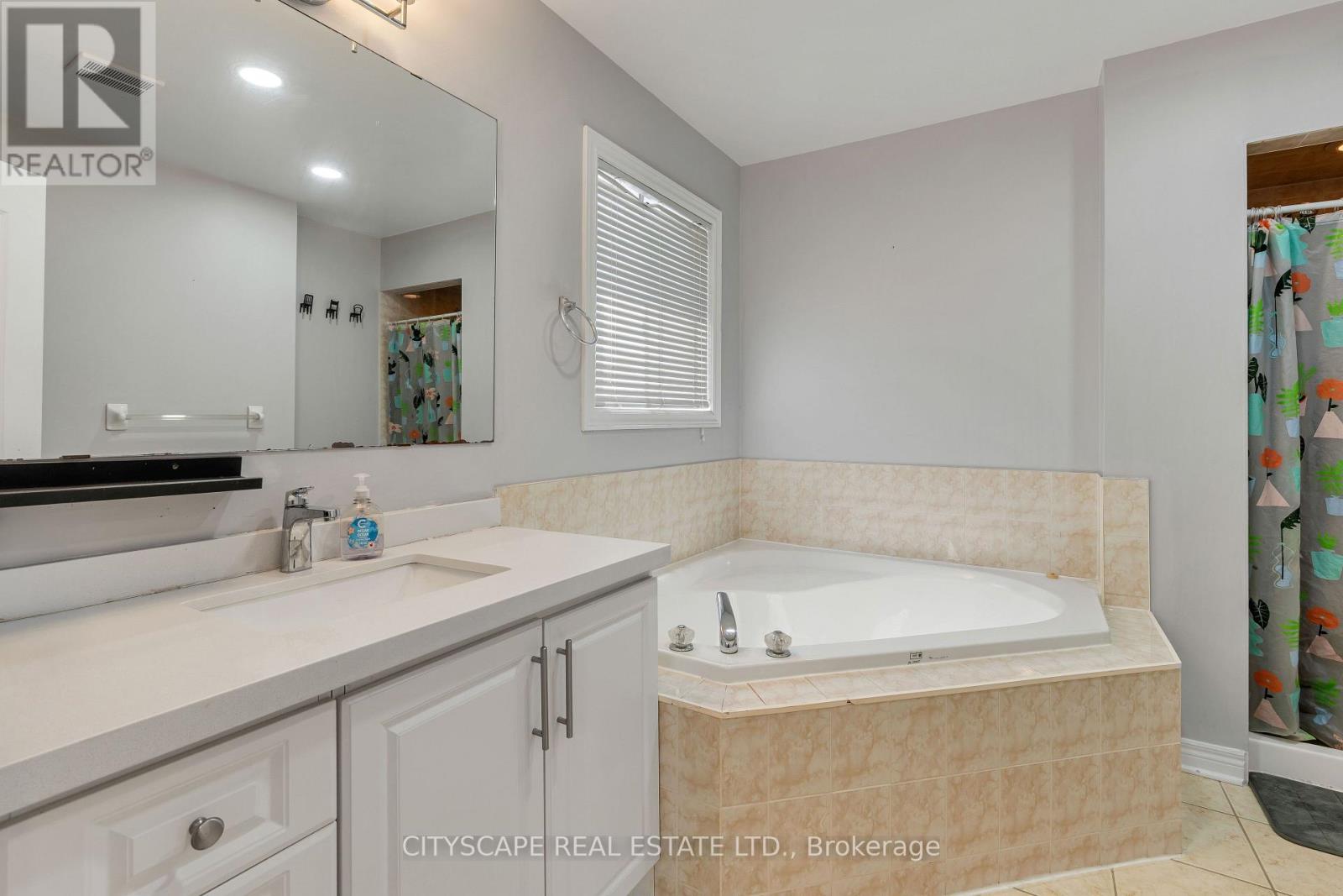 5623 Longboat Avenue, Mississauga, Ontario  L5M 7E5 - Photo 38 - W13673026