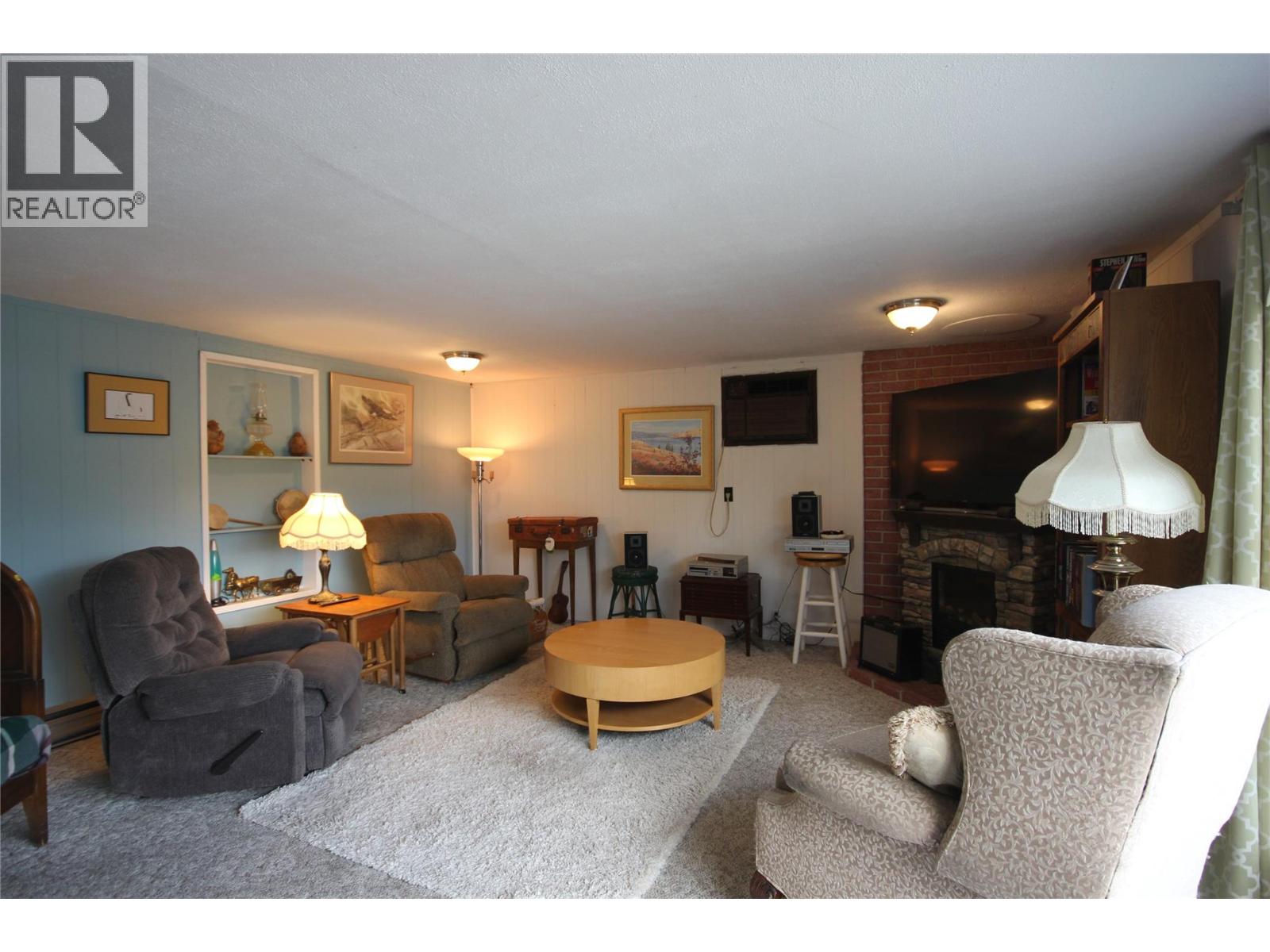 402 Conklin Avenue, Penticton, British Columbia  V2A 2T4 - Photo 2 - 10386674
