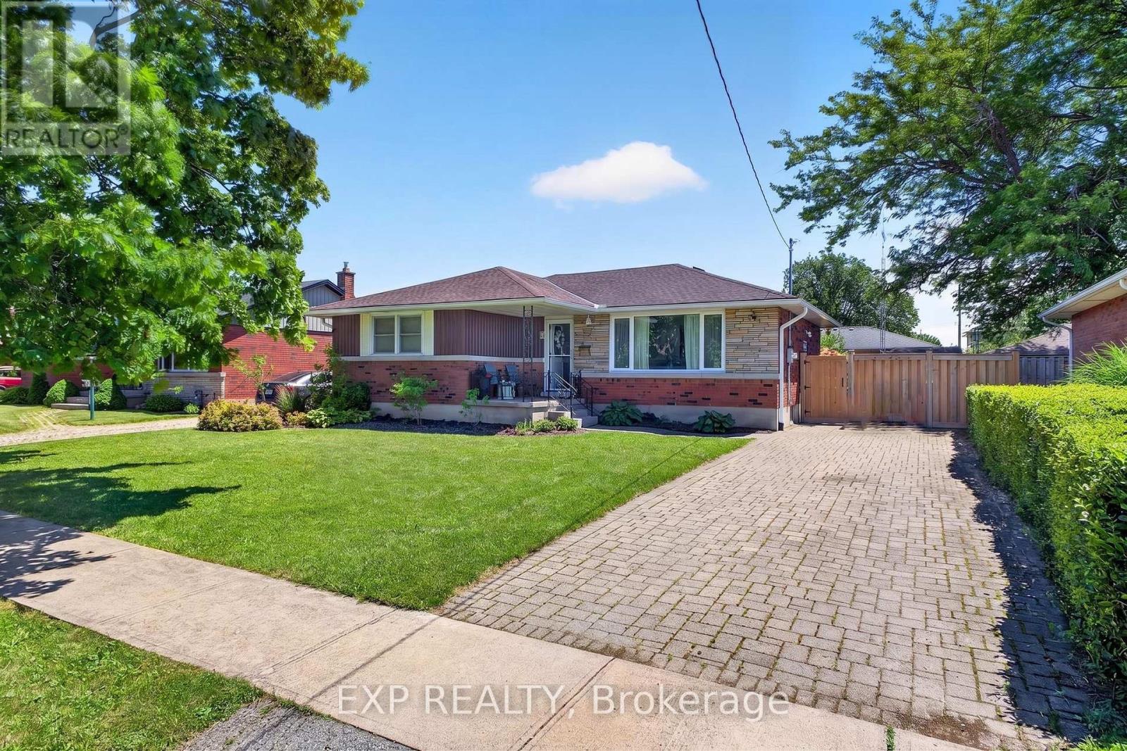 8 Dunraven Avenue, St. Catharines, Ontario  L2M 6A7 - Photo 1 - X13673284