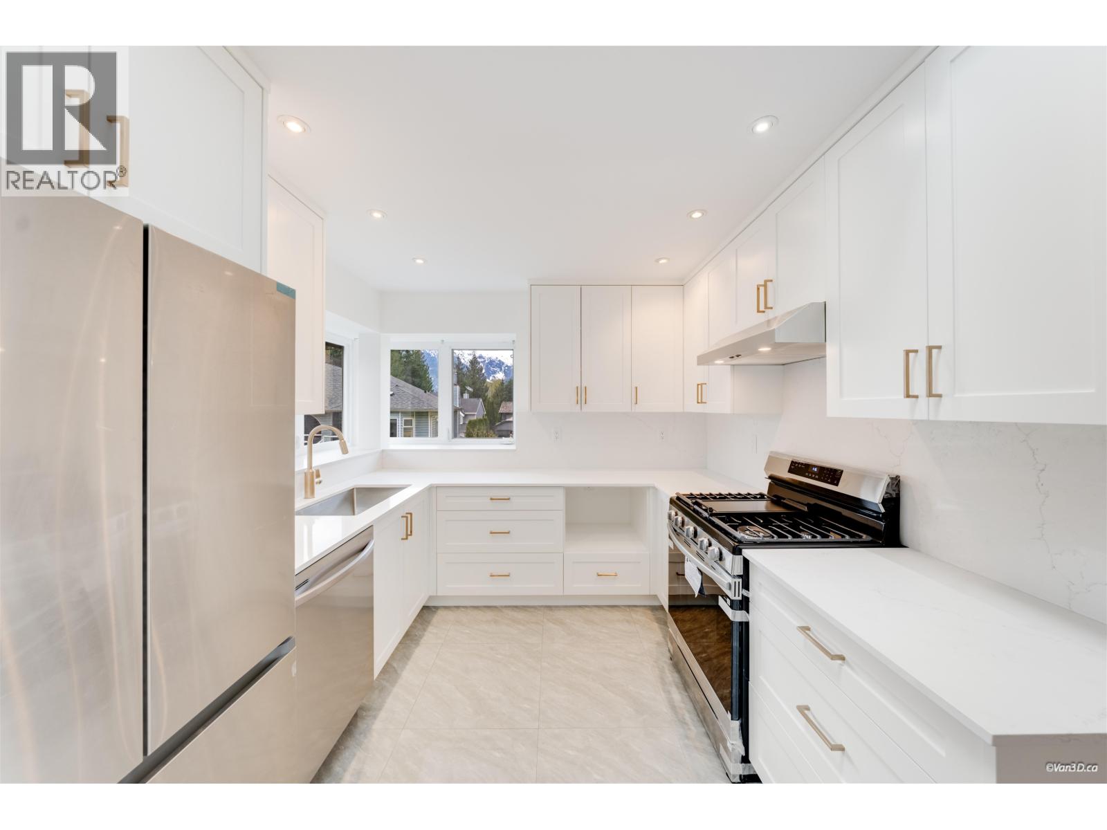 1004 Pia Road, Squamish, British Columbia V0N 1T0 - Photo 2 - R3155579