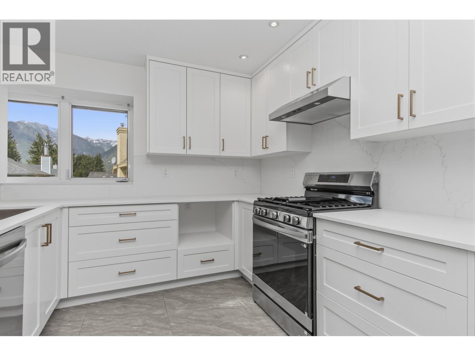 1004 Pia Road, Squamish, British Columbia V0N 1T0 - Photo 3 - R3155579