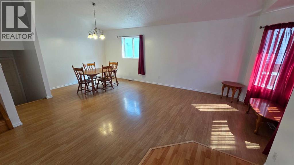 155 Applefield Close Se, Calgary, Alberta  T2A 7P9 - Photo 3 - A2333926