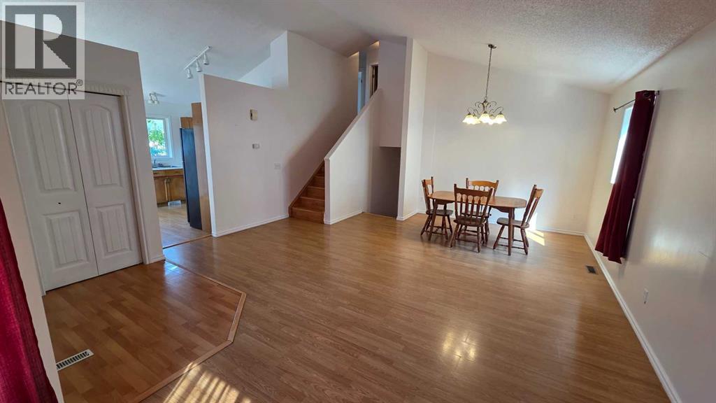 155 Applefield Close Se, Calgary, Alberta  T2A 7P9 - Photo 5 - A2333926