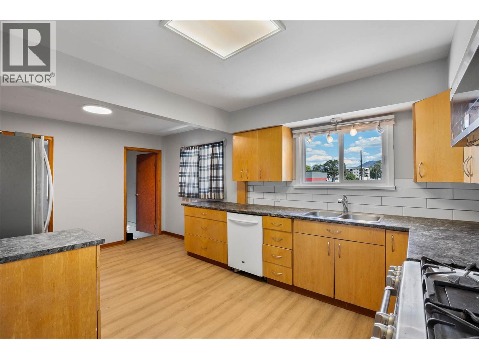 875 Surrey Avenue, Kamloops, British Columbia  V2B 1P7 - Photo 11 - 10397515