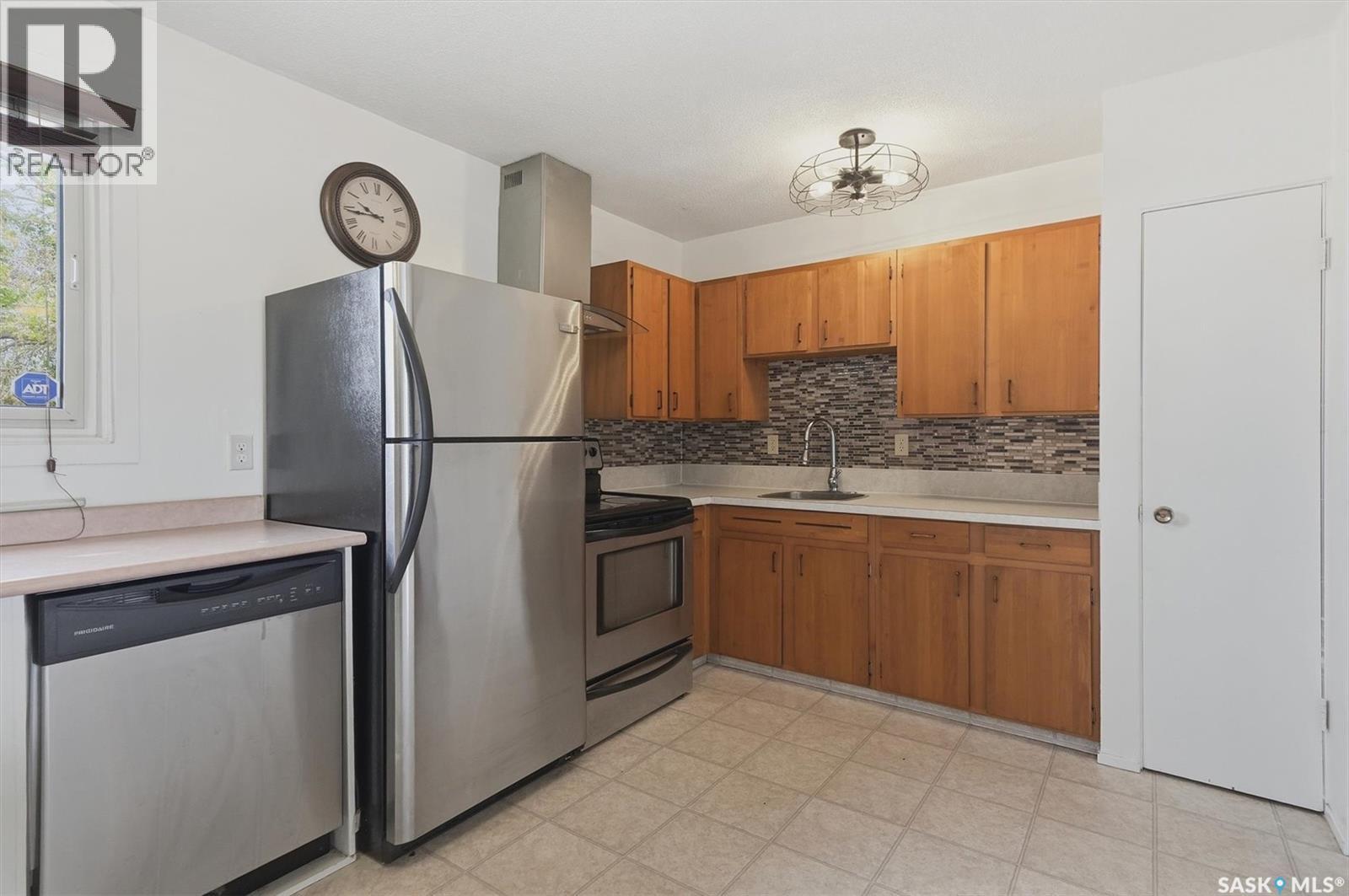 1305 W Avenue N, Saskatoon, Saskatchewan  S7L 3J2 - Photo 8 - SK045543