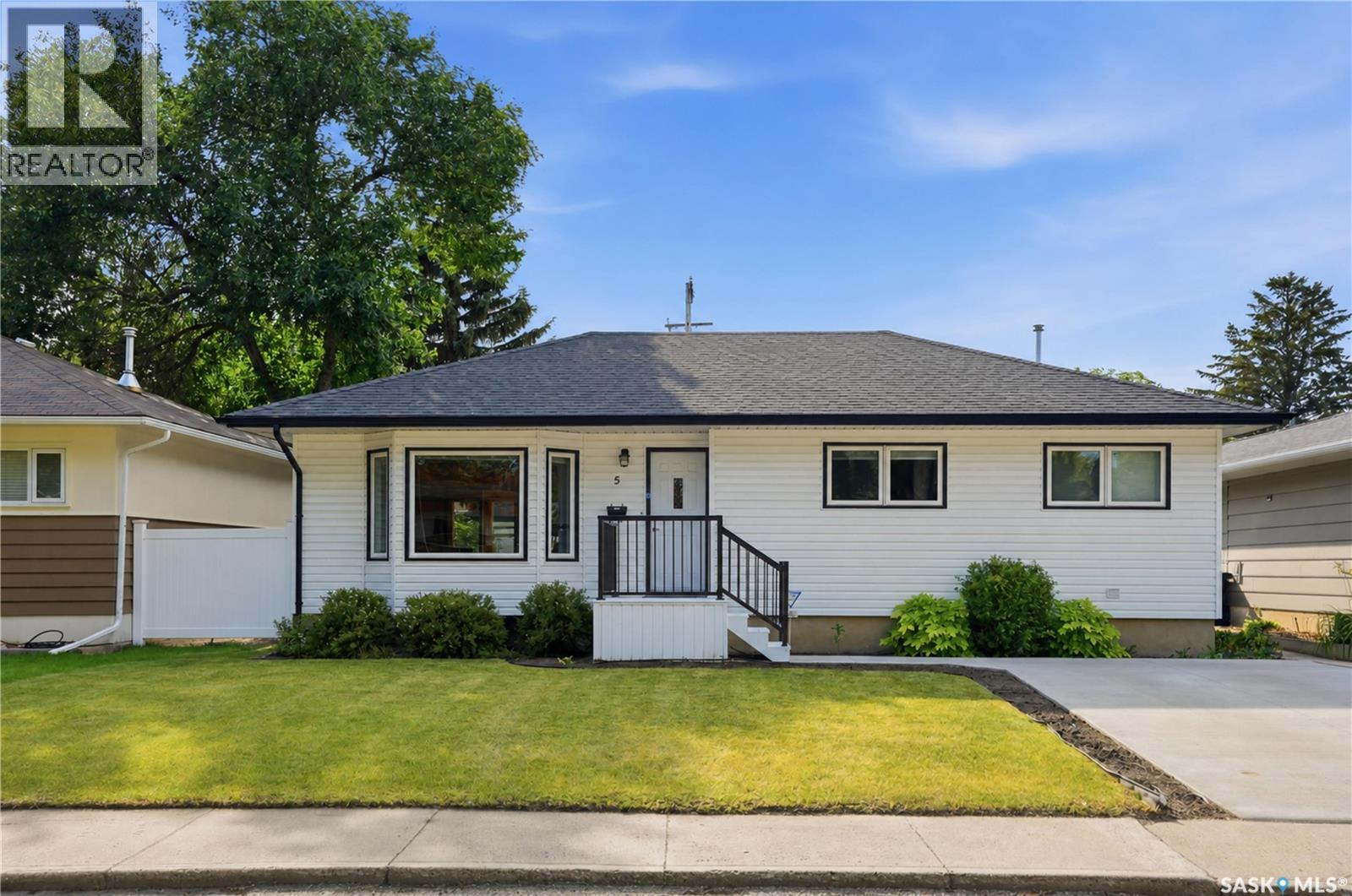 5 Stewart Avenue, Saskatoon, Saskatchewan  S7L 3S5 - Photo 1 - SK045298