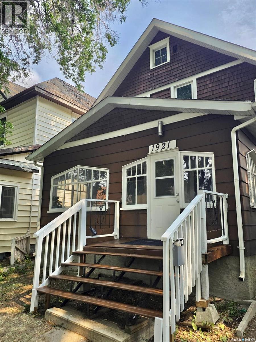 1921 Garnet Street, Regina, Saskatchewan  S4T 2Z5 - Photo 2 - SK042704