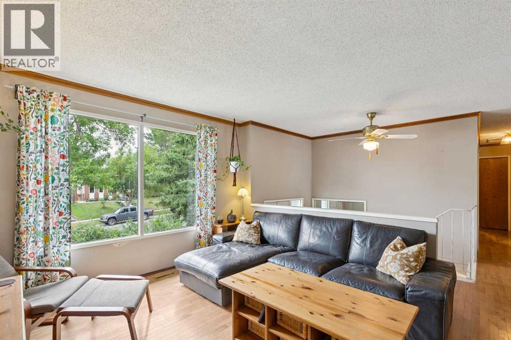 107 Bermuda Drive Nw, Calgary, Alberta  T3K 1H6 - Photo 7 - A2335636