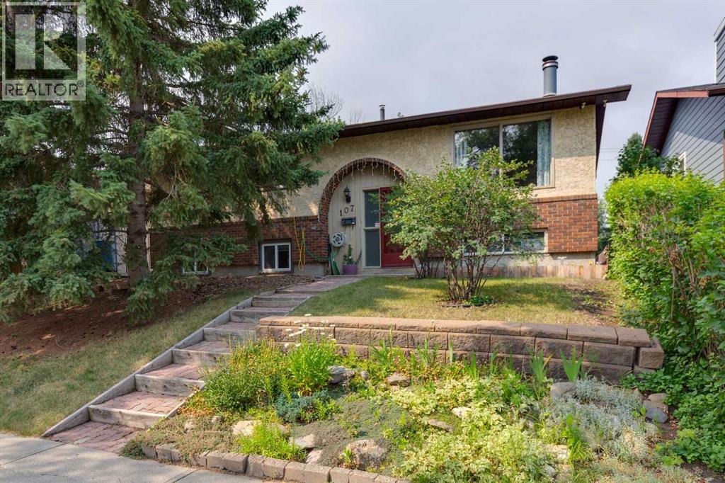 107 Bermuda Drive Nw, Calgary, Alberta  T3K 1H6 - Photo 2 - A2335636