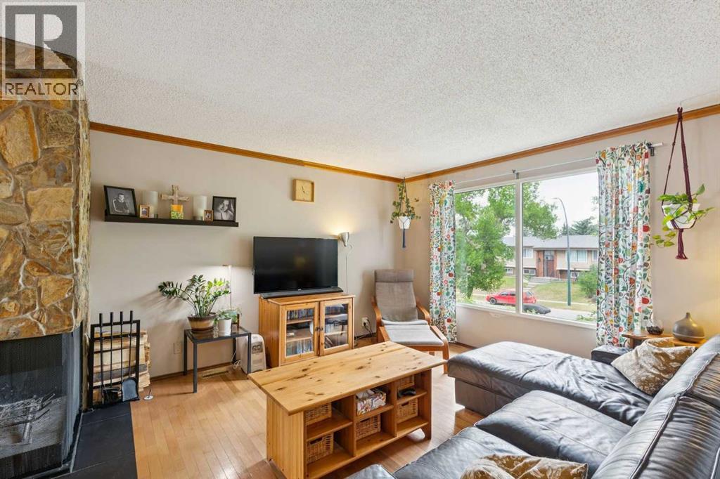 107 Bermuda Drive Nw, Calgary, Alberta  T3K 1H6 - Photo 5 - A2335636