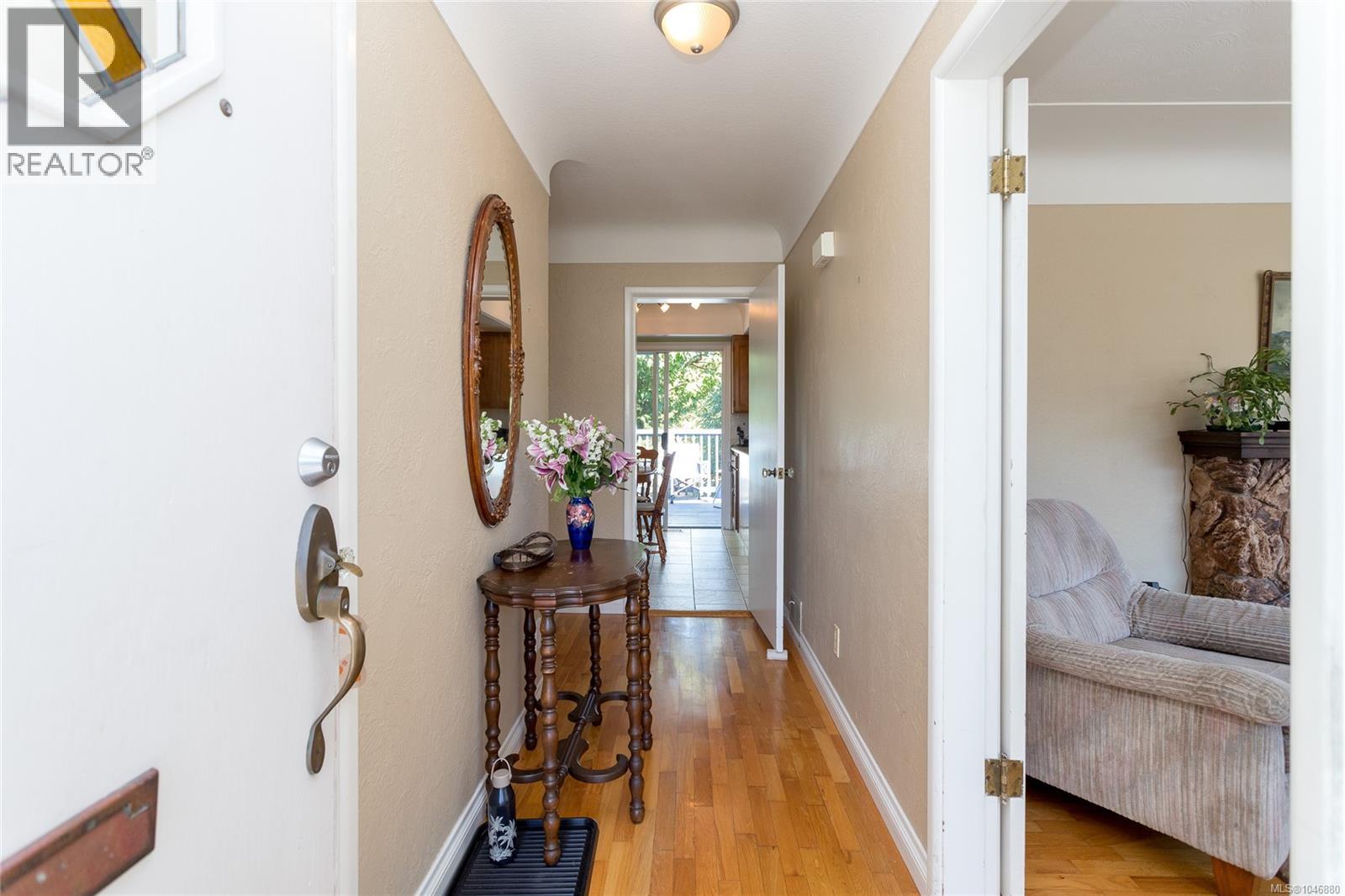 3856 Diamond St, Saanich, British Columbia  V8Z 3X4 - Photo 3 - 1046880