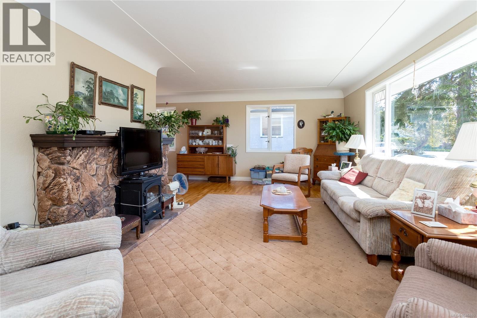 3856 Diamond St, Saanich, British Columbia  V8Z 3X4 - Photo 4 - 1046880