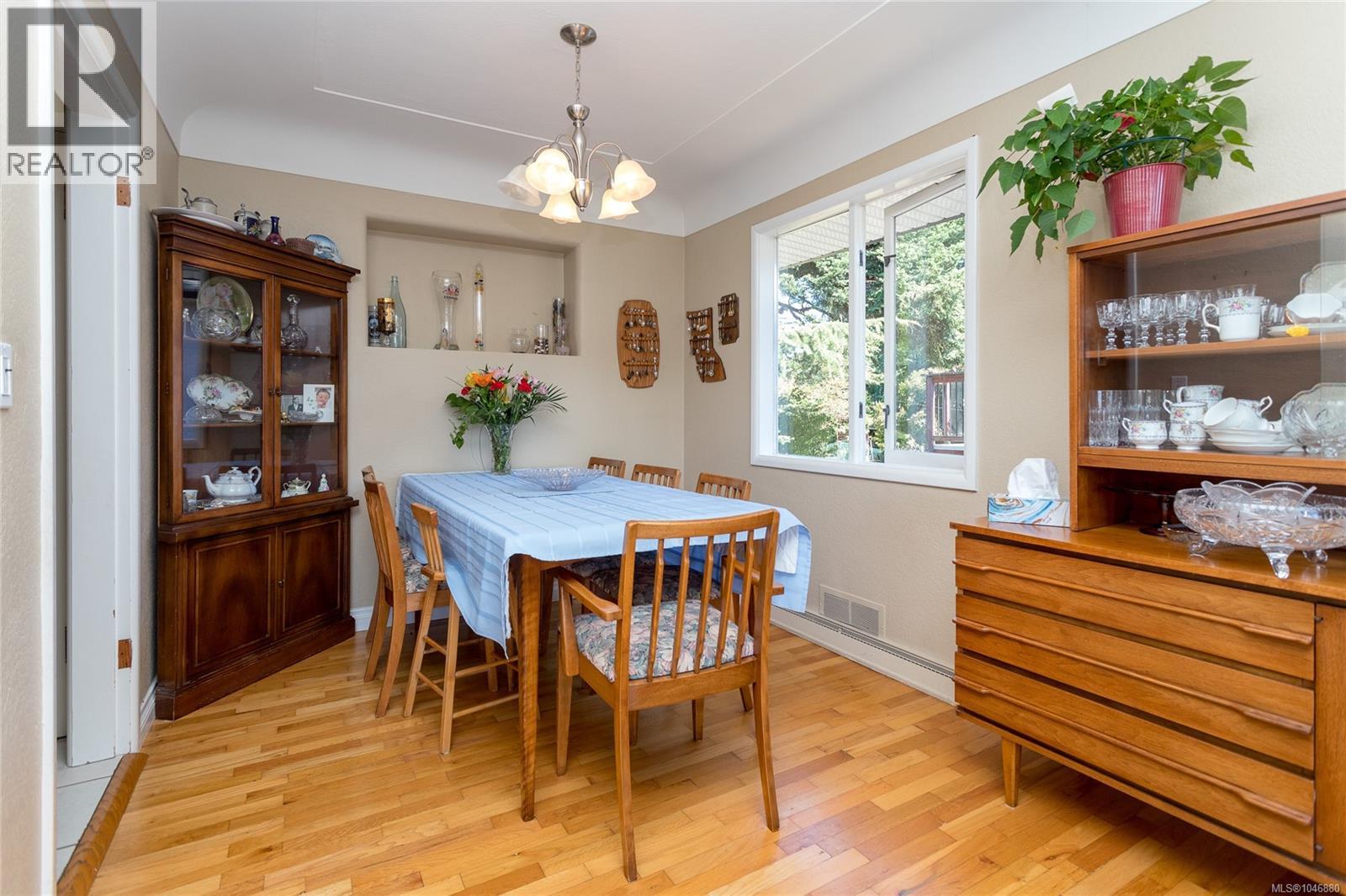 3856 Diamond St, Saanich, British Columbia  V8Z 3X4 - Photo 8 - 1046880