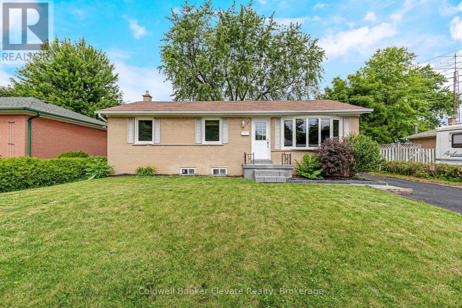 39 Mcgilvray Crescent, Halton Hills, Ontario  L7G 1L7 - Photo 2 - W13673428