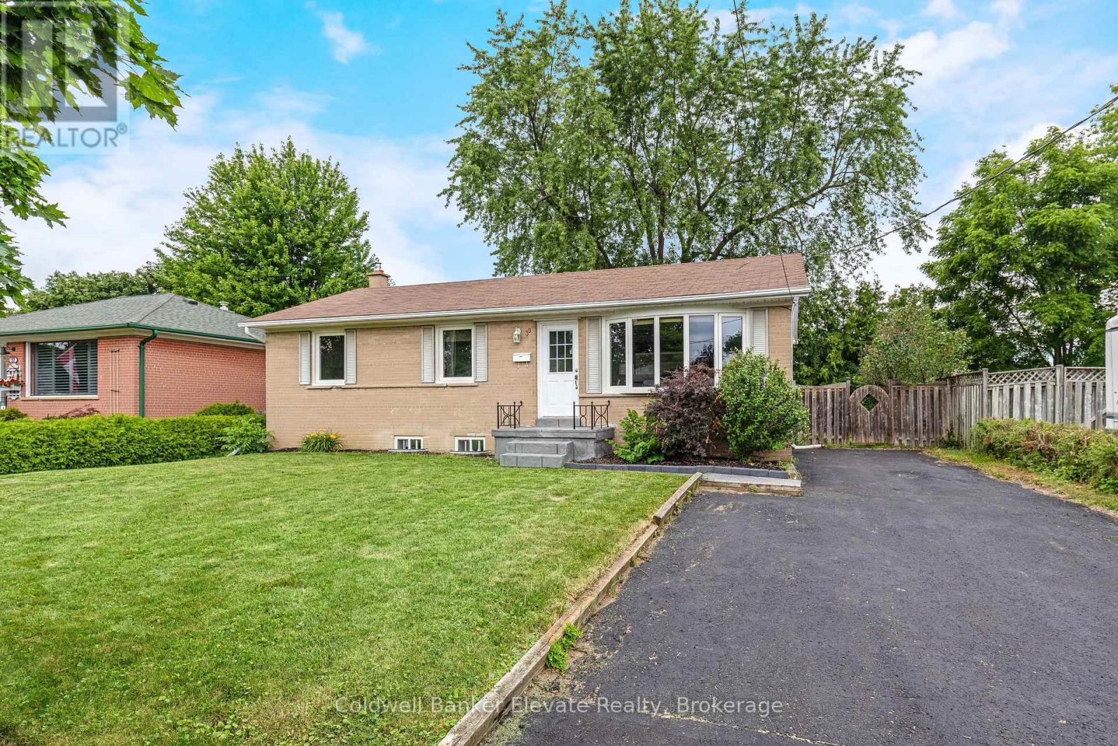 39 Mcgilvray Crescent, Halton Hills, Ontario  L7G 1L7 - Photo 4 - W13673428