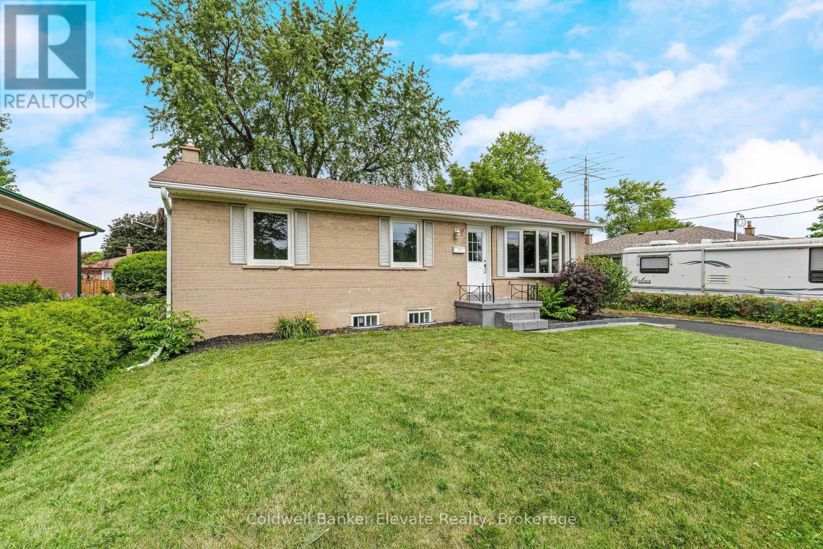 39 Mcgilvray Crescent, Halton Hills, Ontario  L7G 1L7 - Photo 5 - W13673428