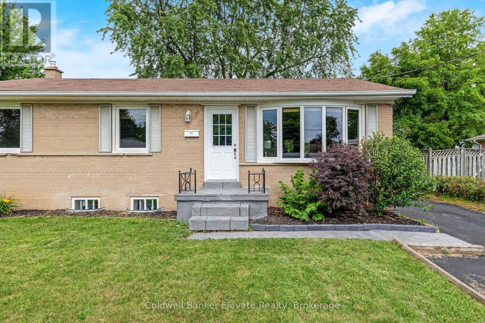 39 Mcgilvray Crescent, Halton Hills, Ontario  L7G 1L7 - Photo 6 - W13673428