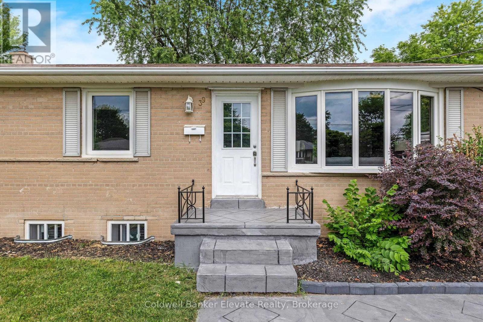 39 Mcgilvray Crescent, Halton Hills, Ontario  L7G 1L7 - Photo 7 - W13673428