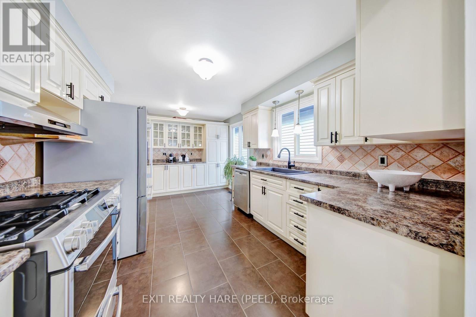 48 Nanport Street, Brampton (Westgate), Ontario  L6S 4A3 - Photo 12 - W13673496