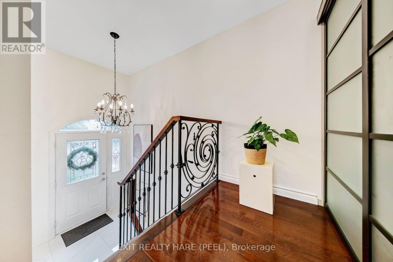 48 Nanport Street, Brampton (Westgate), Ontario  L6S 4A3 - Photo 2 - W13673496