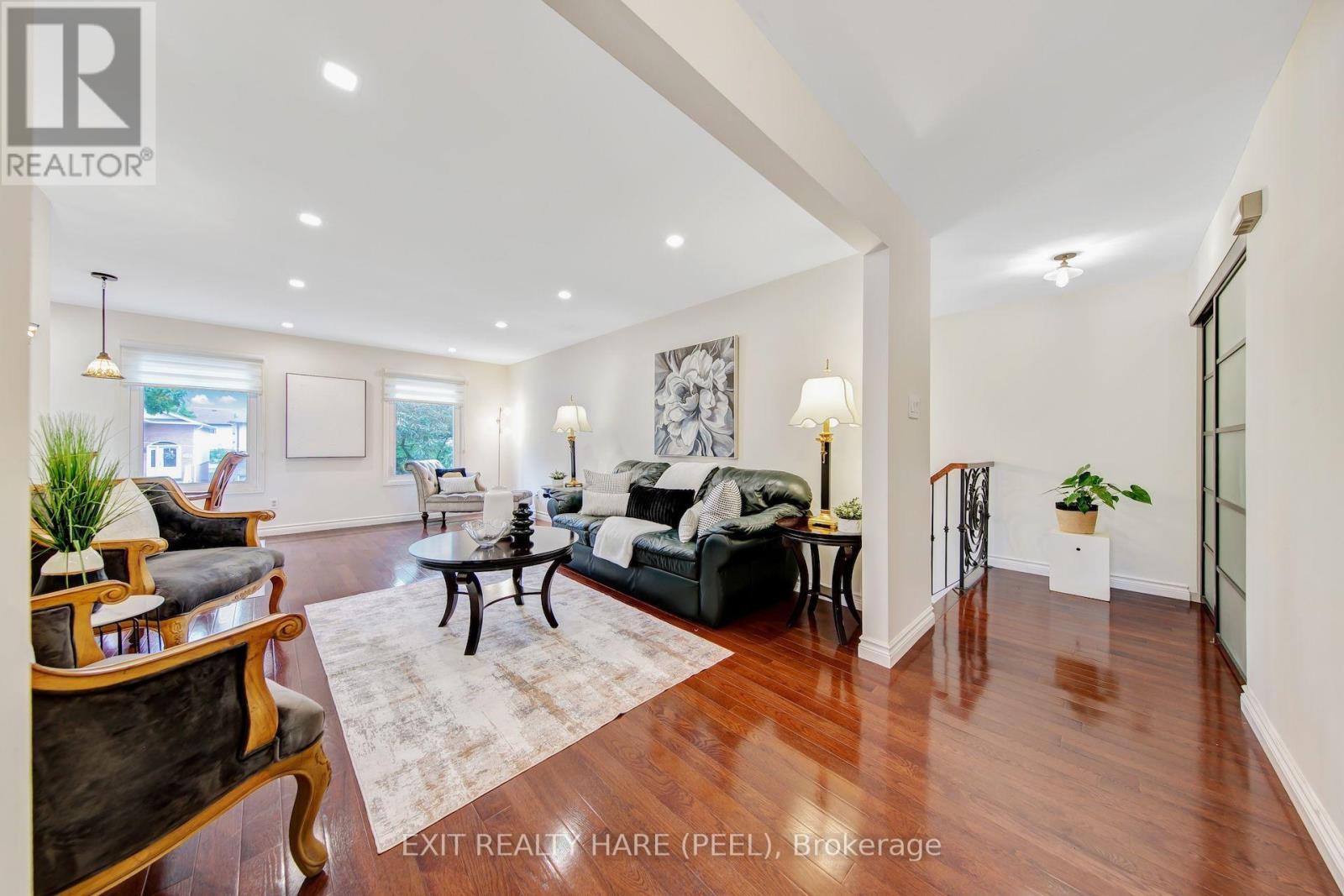 48 Nanport Street, Brampton (Westgate), Ontario  L6S 4A3 - Photo 3 - W13673496