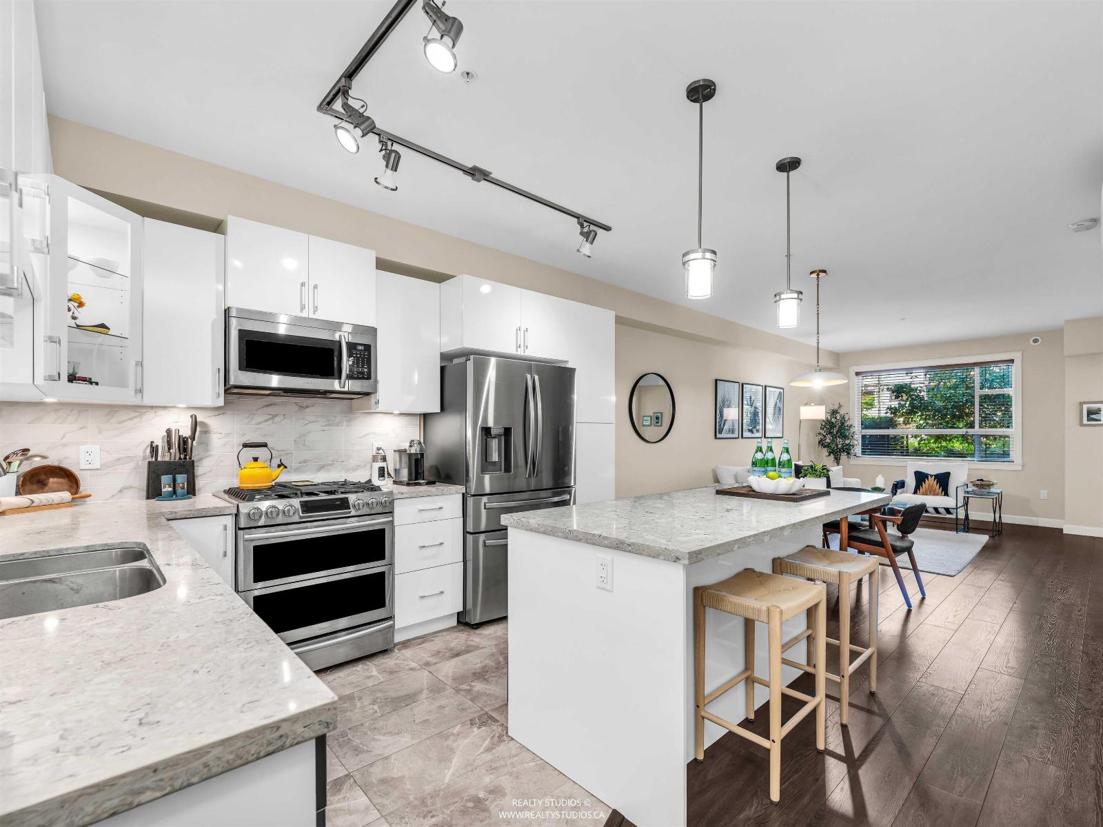 109 14588 Mcdougall Drive, White Rock, British Columbia  V4P 0H1 - Photo 1 - R3155638