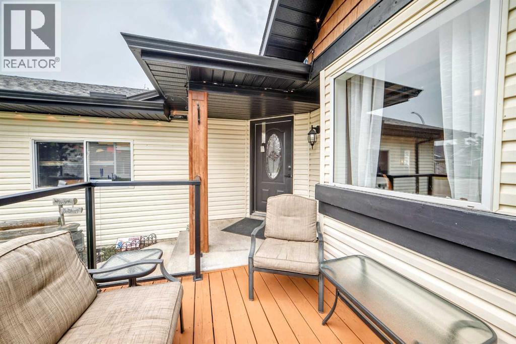 61 West Edge Road, Cochrane, Alberta  T4C 1M7 - Photo 3 - A2337172