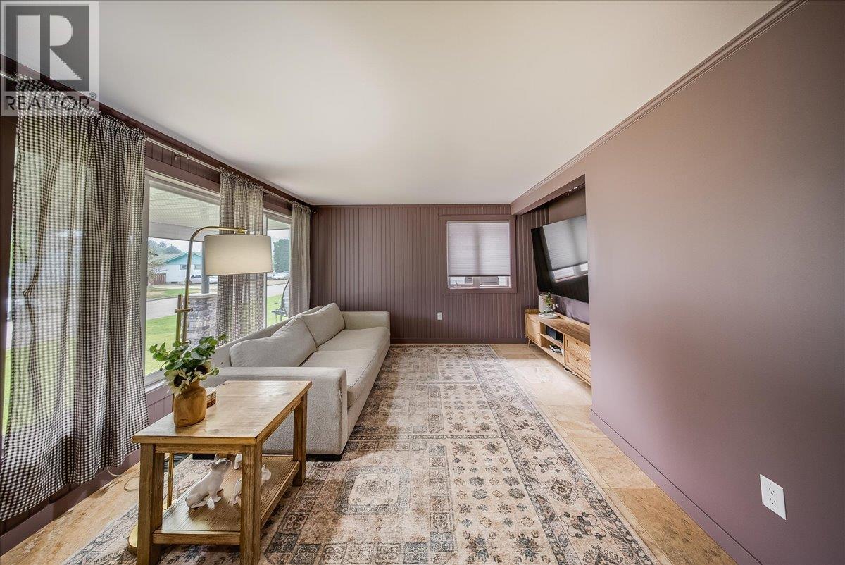 1021 Regan Crescent, Trail, British Columbia V1R 1C2 - Photo 3 - 10397299