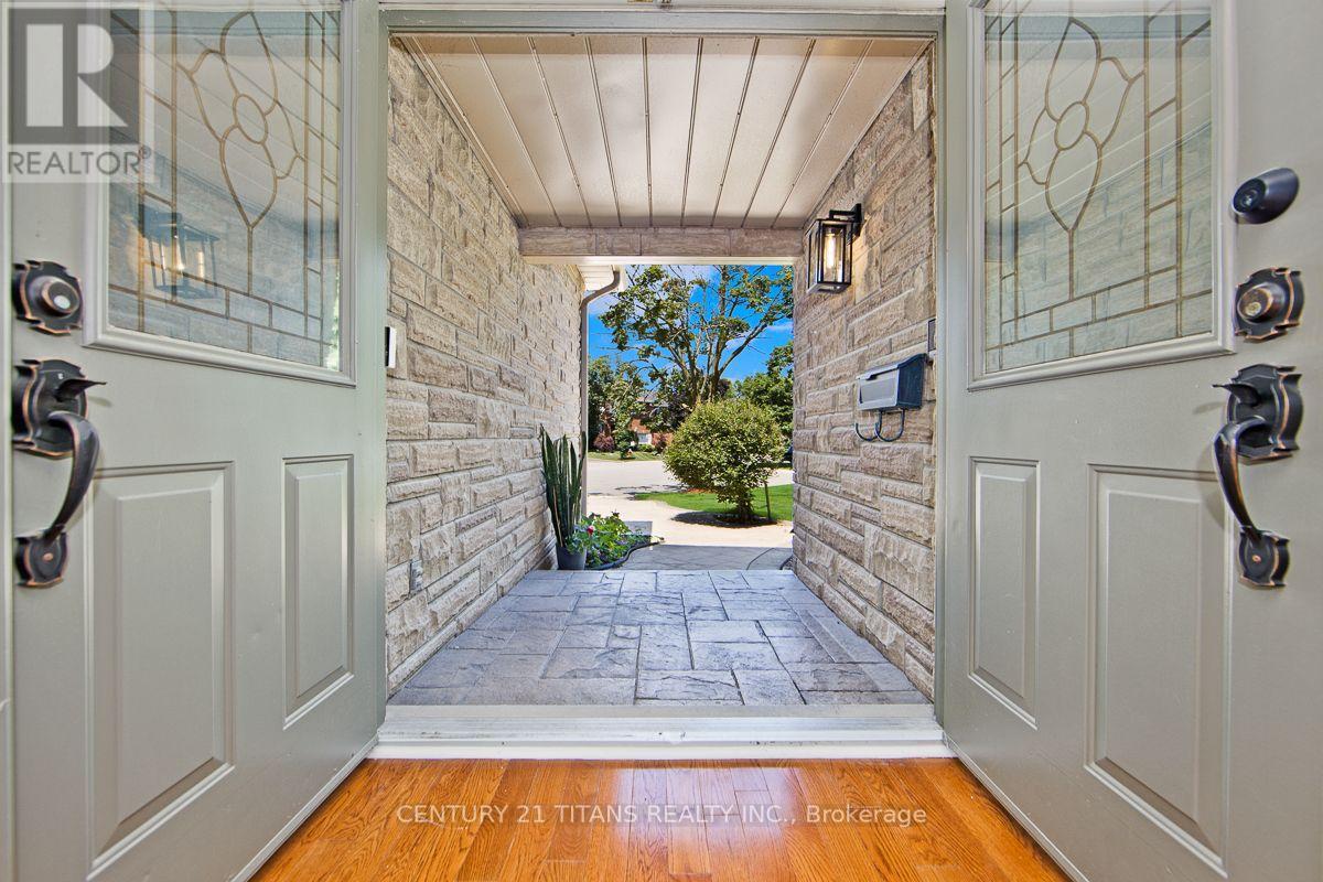1692 Baymill Court, Mississauga, Ontario  L5M 4M5 - Photo 5 - W13673726