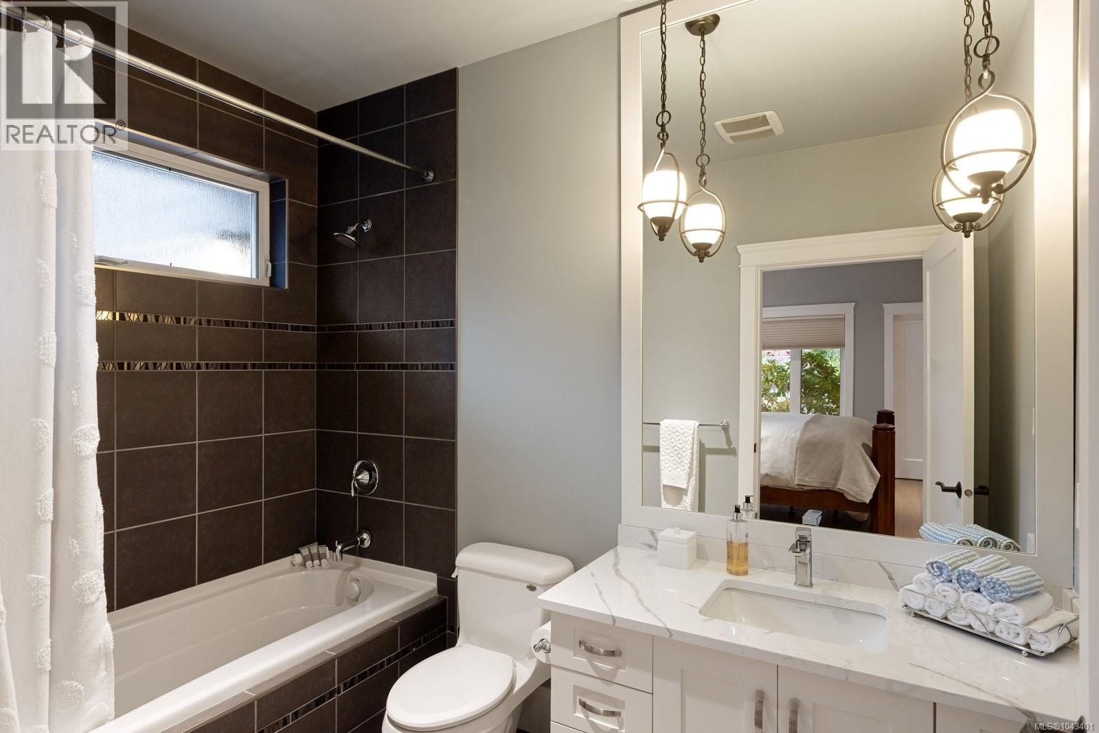 2226 Arbutus Rd, Saanich, British Columbia  V8N 1V3 - Photo 35 - 1043401