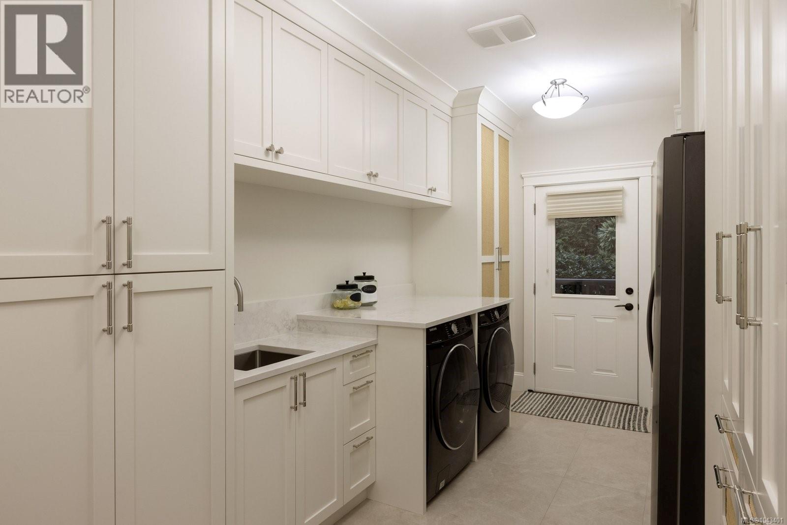 2226 Arbutus Rd, Saanich, British Columbia  V8N 1V3 - Photo 33 - 1043401
