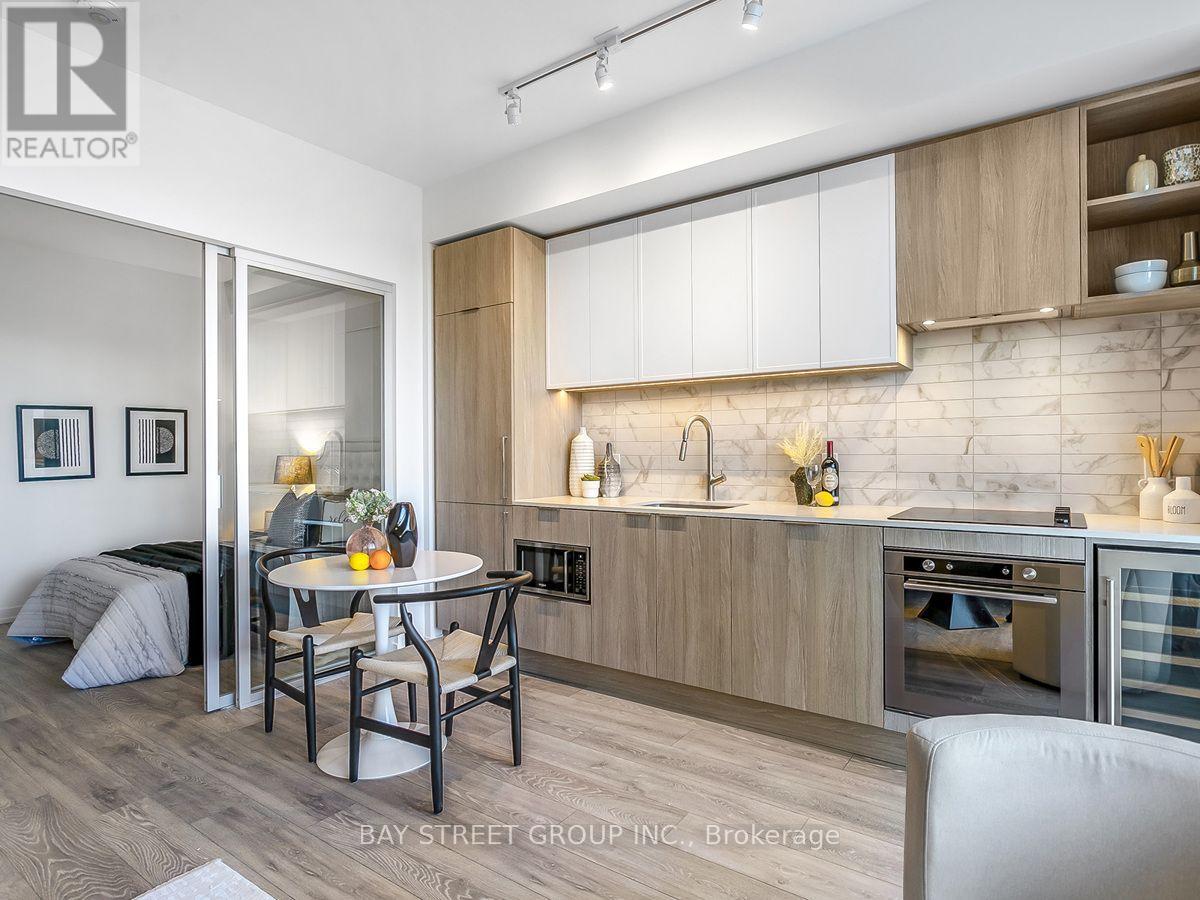 1812 - 2020 Bathurst Street, Toronto, Ontario M5P 0A6 - Photo 4 - C13673766