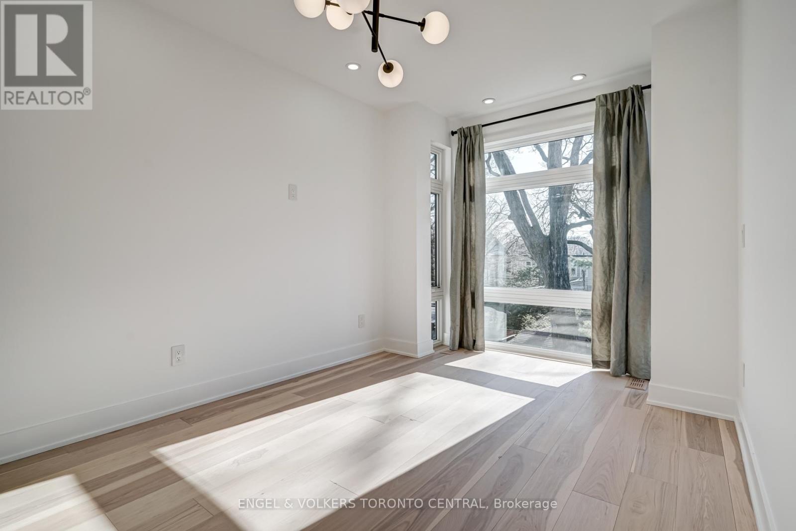 230 Willow Avenue, Toronto, Ontario  M4E 3K7 - Photo 11 - E13673762