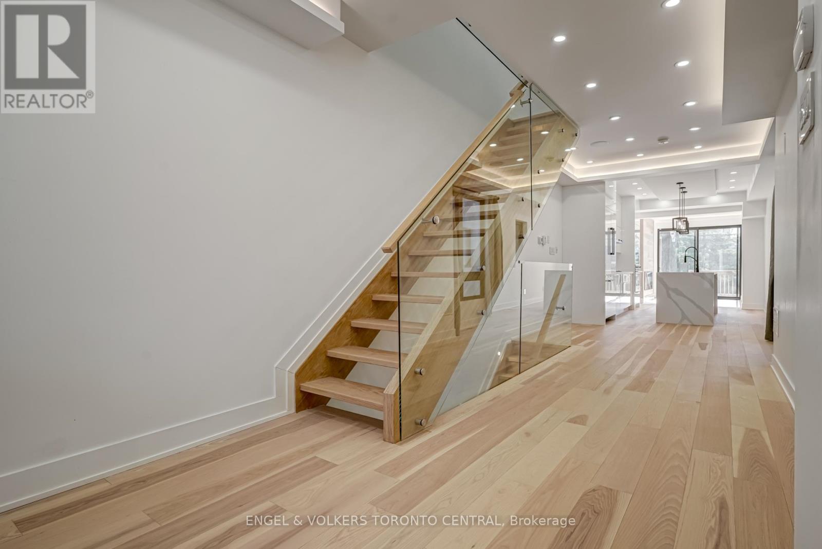230 Willow Avenue, Toronto, Ontario  M4E 3K7 - Photo 5 - E13673762