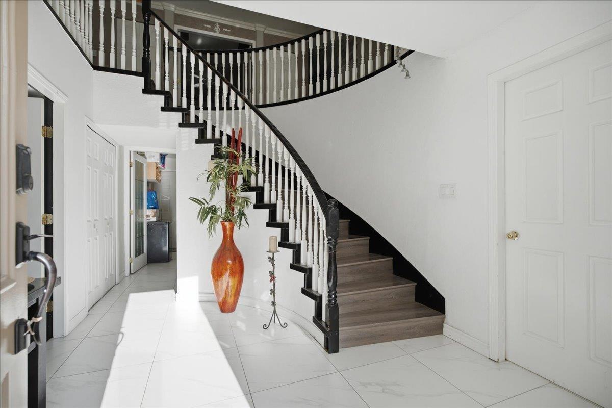 8351 Miller Crescent, Mission, British Columbia  V2V 6H7 - Photo 3 - R3153208