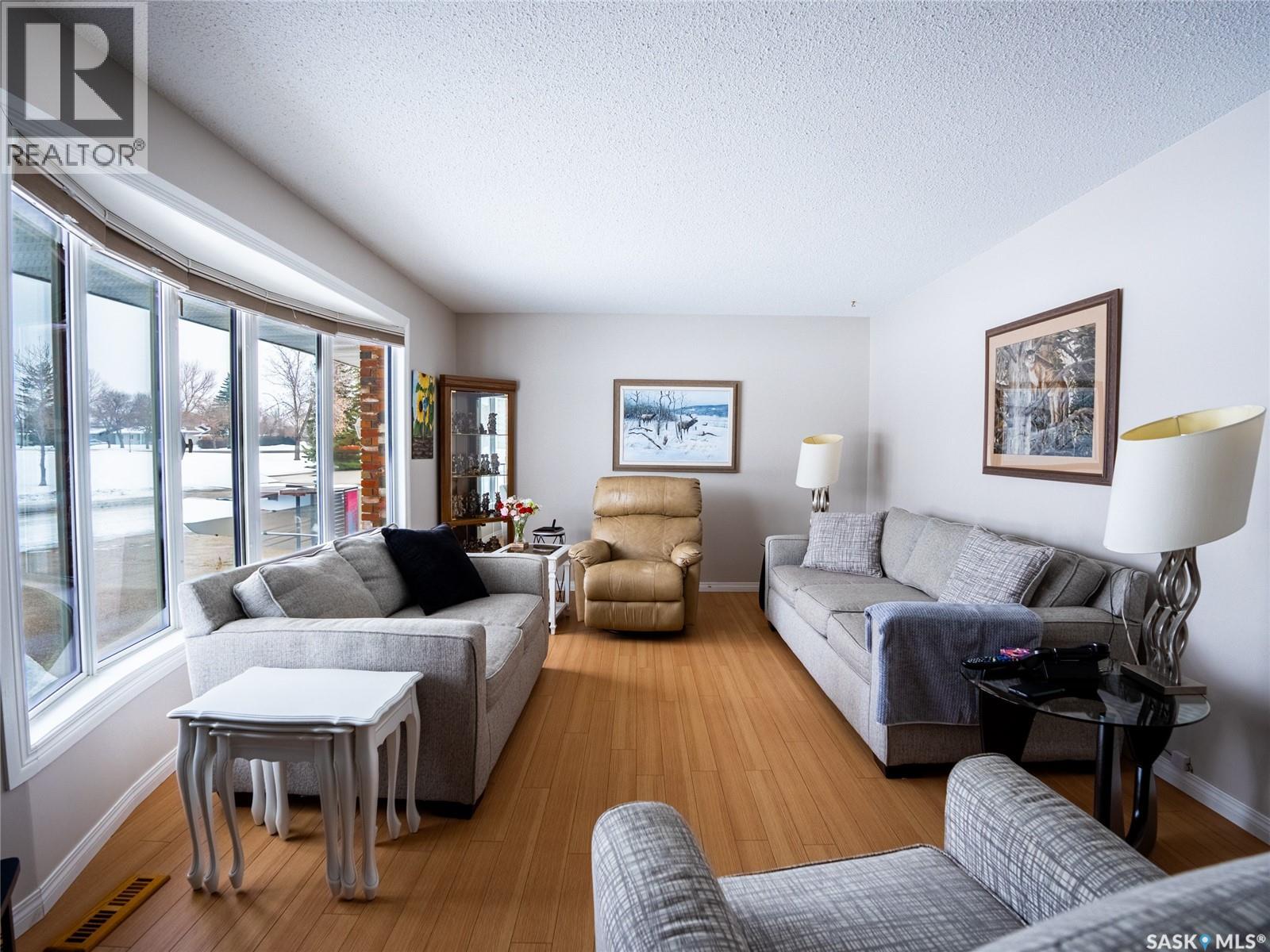 15 Dickinson Crescent, Regina, Saskatchewan  S4R 7K6 - Photo 2 - SK045553