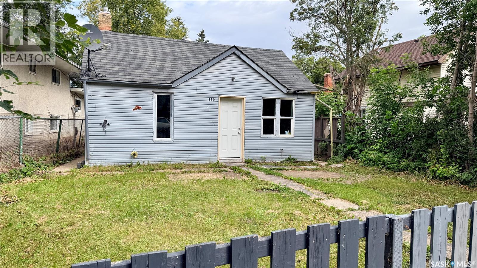 310 6th Street E, Prince Albert, Saskatchewan  S6V 0N1 - Photo 1 - SK041090