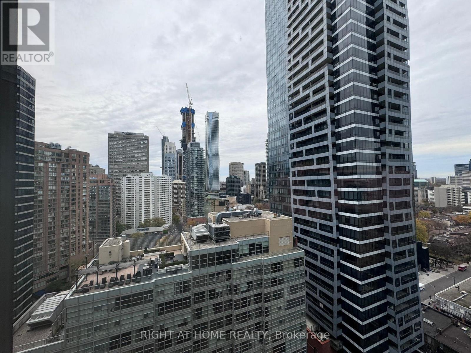 2407 - 24 Wellesley Street W, Toronto, Ontario M4Y 2X6 - Photo 9 - C13673808