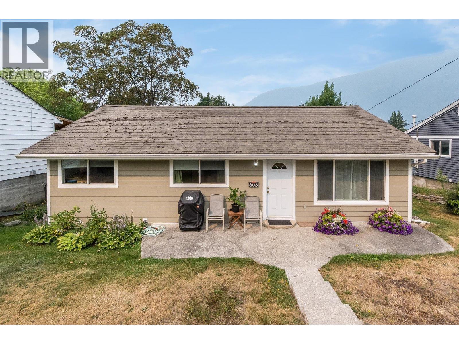 605 Seventh Street, Nelson, British Columbia  V1L 2Z8 - Photo 2 - 10397717