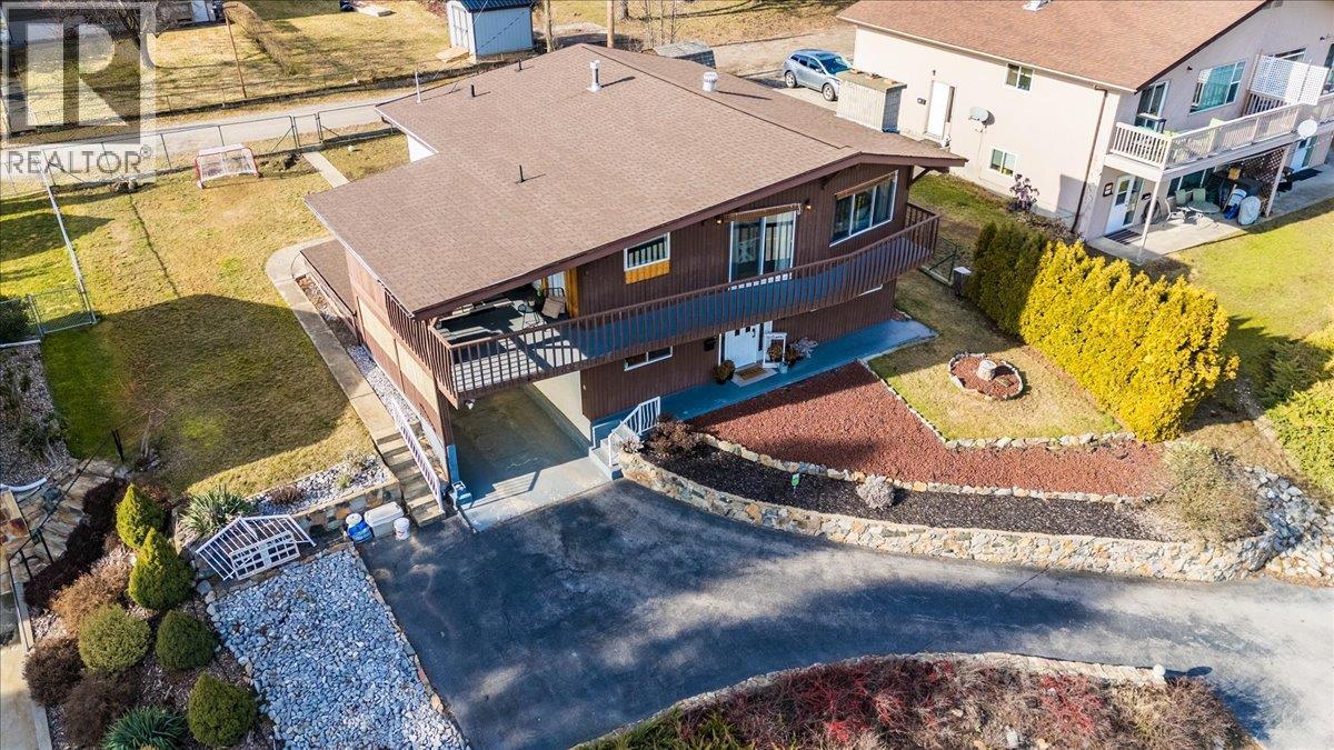 520 10th Avenue, Castlegar, British Columbia  V1N 1K7 - Photo 2 - 10388525