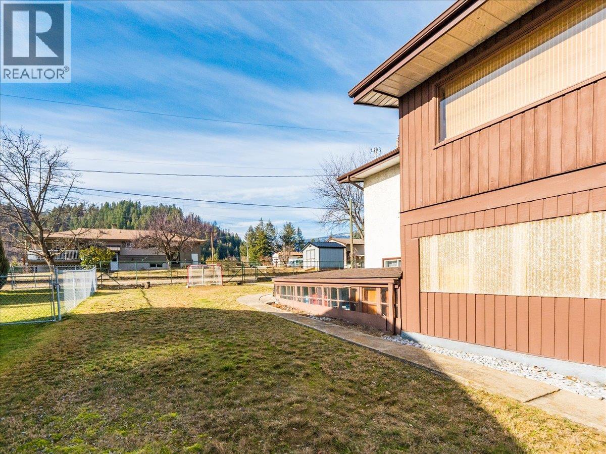 520 10th Avenue, Castlegar, British Columbia  V1N 1K7 - Photo 77 - 10388525