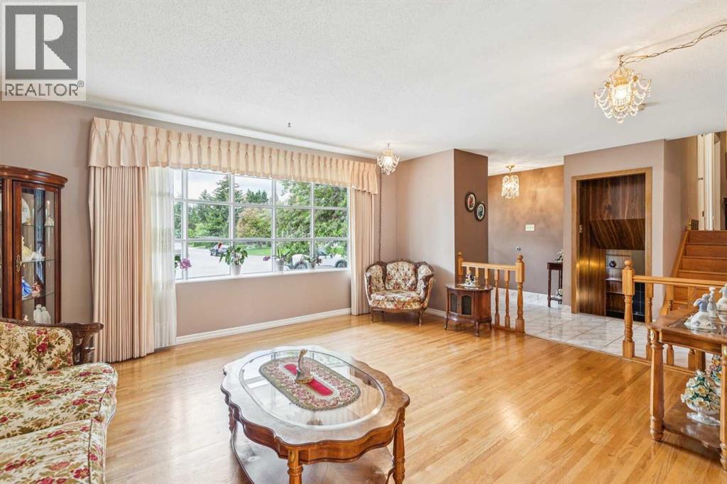 5036 Vallance Crescent Nw, Calgary, Alberta  T3A 0T6 - Photo 5 - A2319280