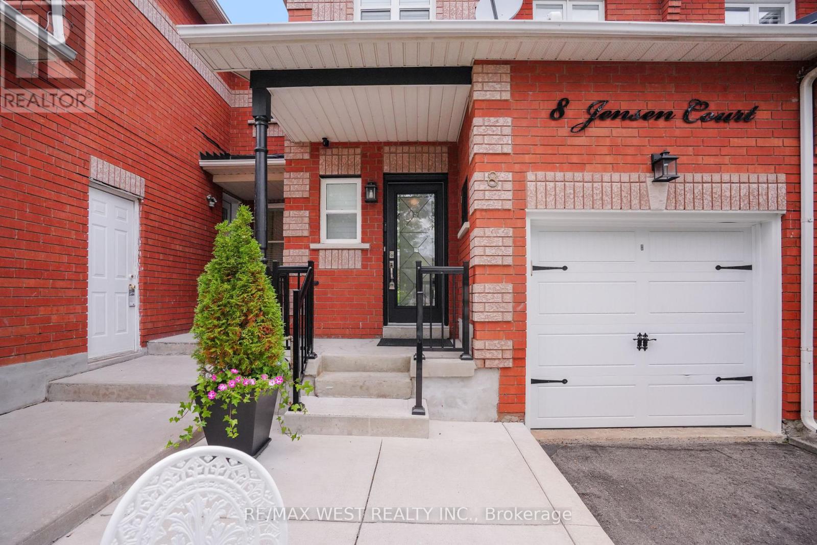 8 Jensen Court, Vaughan, Ontario  L6A 2T6 - Photo 4 - N13673904