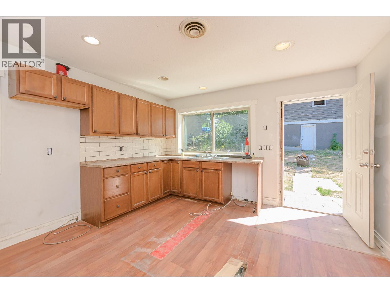 630 5 Street SE, Salmon Arm, British Columbia  V1E 4G2 - Photo 2 - 10393351