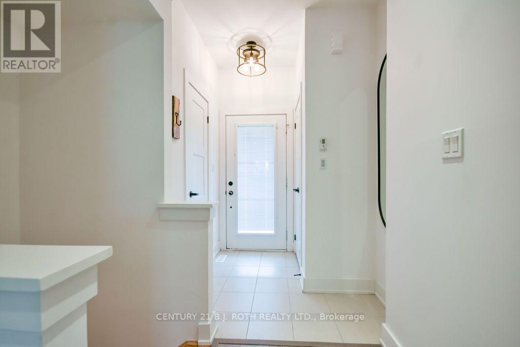35 Pumpkin Corner Crescent, Barrie, Ontario  L9J 0T5 - Photo 4 - S13673944