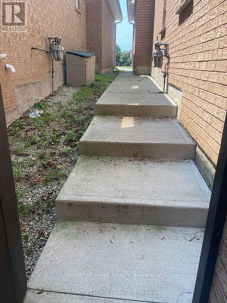 3766 Forest Bluff Crescent, Mississauga, Ontario  L5N 7T7 - Photo 2 - W13673924