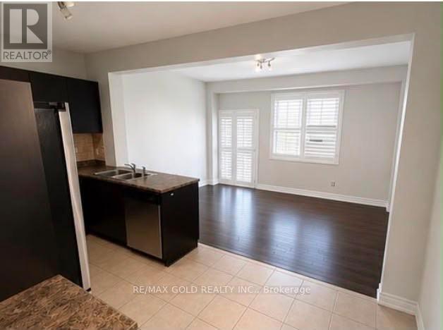 765 Millworks Crescent, Mississauga, Ontario  L5V 0B9 - Photo 2 - W13673928