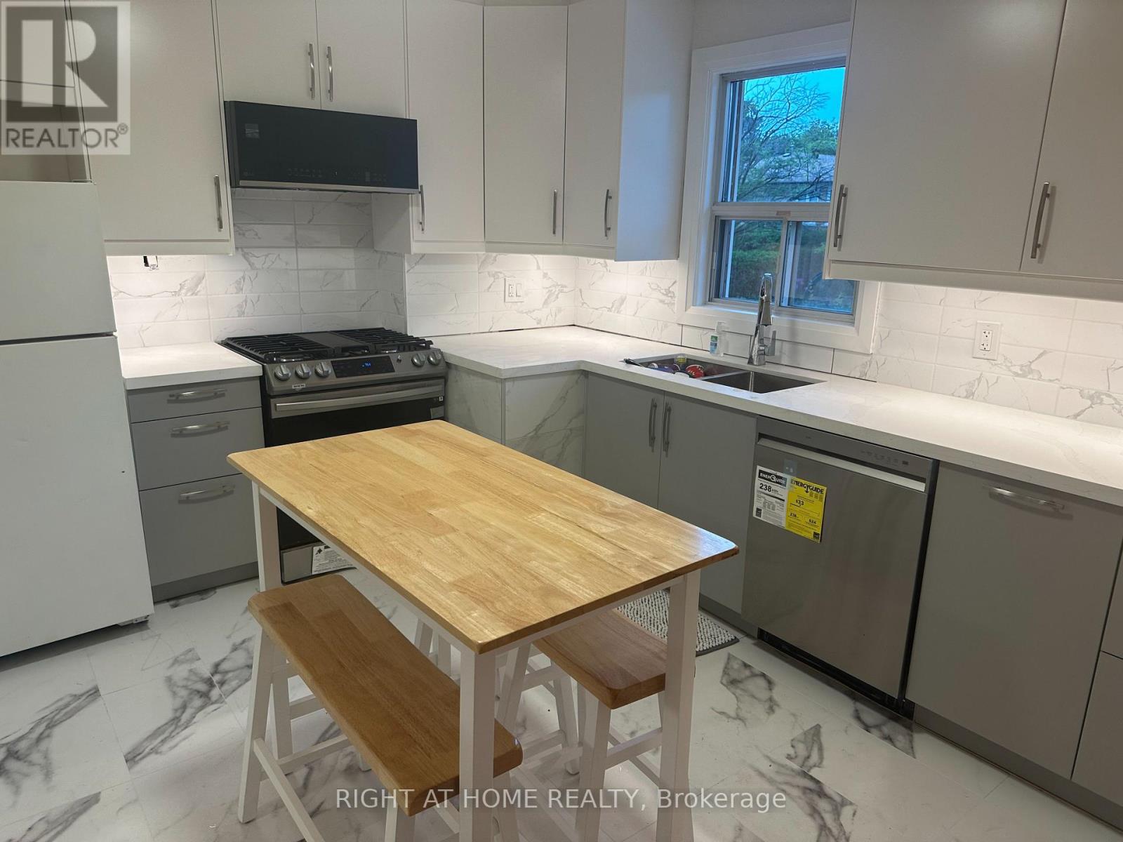 309 Queen Mary Drive, Oakville, Ontario  L6K 3L5 - Photo 3 - W13673942