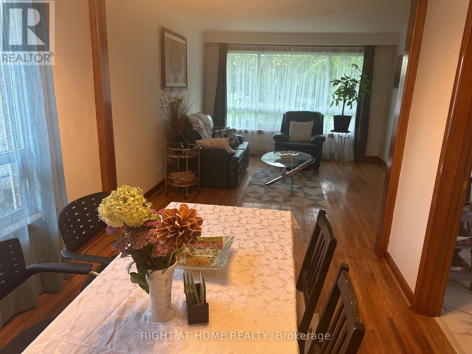 309 Queen Mary Drive, Oakville, Ontario  L6K 3L5 - Photo 8 - W13673942